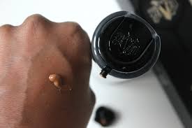 Bouton, rougeur, allergies débarquent dès le matin même si on a une higiène de vie parfaite et une hygiène du visage irréprochable, alors utiliser un fond de teint. Lequel Choisir Lock It De Kat Von D Ou Double Wear D Estee Lauder