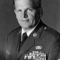 Старший мастер Себастьян. Роджер Томпсон вручает тарелку Мастеру