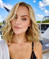 Laura Haring's Instagram, Twitter & Facebook