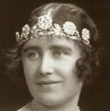 👑On April 26, 1923, Prince Albert, Duke of York, married Lady Elizabeth  Bowes-Lyon. In one of their official portraits, the royal bride was seen  wearing a tiara the future Queen and Queen