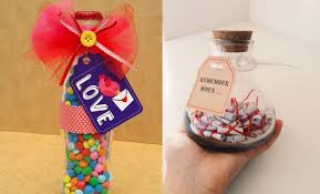Llena una canasta con dulces que le gusten, como chocolates, caramelos o galletas, así también como sus nueces, quesos gourmet, frutas favoritas y una botella de vino o champaña. San Valentin Las Mejores Manualidades Para El 14 De Febrero