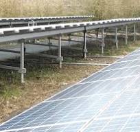 既存の太陽光発電施設のパネルとパネルの間に補強用のスクリュー ...