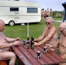 Sobald er nach hause kommt, fallen die klamotten. Fur Naturisten Im Fkk Hotel Ist Man Zum Nacktsein Verpflichtet Welt