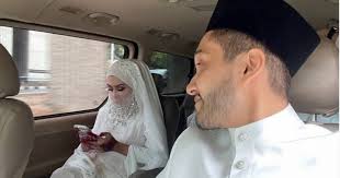 Ia merupakan kakak kandung dari aktor dan pesinetron aliff alli dan adik lain ibu dari pesinetron malaysia, sabrina ali. Risteena Isa Khan Dah Selamat Nikah