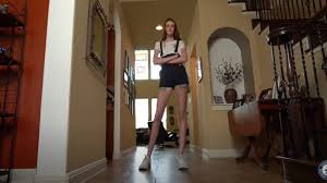 Saber mais sobre •maci currin. Cedar Park Teen Breaks World Records For Longest Legs