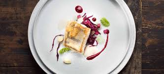 Die spargelsaison muss nicht auf die hüften schlagen! Recipe Tip Zander Mit Fichtenwipfeln Rotkraut Und Grunen Mandeln Falstaff