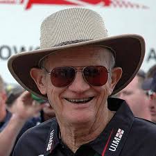 Thanks for letting me in. 😉 I thought I'd share a few pics of a legend in  OMC outboard racing... My dad Don Robertson! Raced a Molinari/Carlson was  best friends with Art