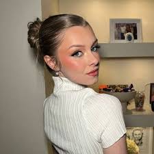 Caitlin Small (@caitlinsmallmakeup)