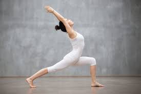 Le Yoga Est Une Activite Physique Qui Tourne Autour Du Bien Etre De La Respiration De La Gestion Du Stress Yoga Facile Postures De Yoga Perte De Poids Yoga