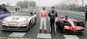 Su mayor velocidad fue 198.405 millas por hora. Hamilton Se Sube A Un Coche De La Nascar Y Stewart Al Mp4 23 F1 Al Dia