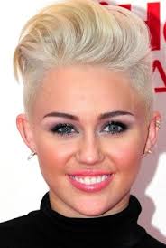 بالخطوات اصنعي بنفسك 2 من أشهر تسريحات الشعر القصير نواعم