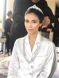 Julia rais, a tv star back in the '90s, had just won the award for most promising actress when she married malaysia's reigning king, sultan abdullah ri'ayatuddin, and became his second wife in 1991. Julia Rais Terkini 2017 Julia Reis Consultant Recruiting Beratung I Welcome To The Website Of Julia Rai Metal Clay Artist Writer And Teacher From Cornwall In The