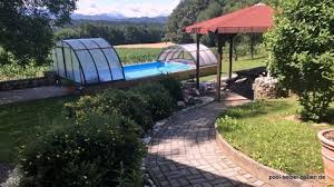 Anleitung Wie Man Eine Poolumrandung Selber Baut Holzdeck Oberhalb Vom Pool Und Steinkorbe Als Terrasse Pool Terrasse Pool Umrandung Pool Fur Kleinen Garten