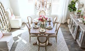 It is lavishly rustic as it uses dining décor, furniture and stone walls that were used about 200 hundred years ago. The Key Characteristics Of A French Country Dining Room