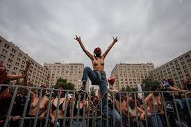 Manifestación de mujeres torso desnudo
