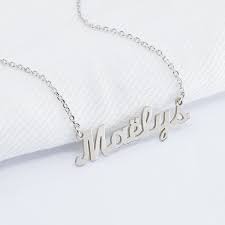 Dévoilez votre prénom de la façon la plus élégante avec l'un de nos colliers prénom personnalisés. Collier Prenom Decoupe Lettre Cursive