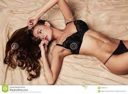 Codes promo, ventes flash, livraison offerte, trouvez le produit de vos rêves à prix réduit ! Femme Tres Sexy De Brune Dans Le Lit Fille Chaude Avec Le Corps Mince Parfait Photo Stock Image Du Mensonge Dame 61852312