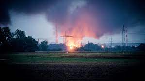 Several hundred residents had to leave their homes temporary. Explosion Bei Bayernoil Raffinerie In Vohburg An Der Donau Steht In Flammen