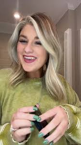 Lori Eaves's Instagram, Twitter & Facebook