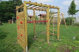 Spielgeräte für den kleinen garten vereinen etwa einen sandkasten mit einem klettergerüst und einer rutsche. Klettergerust Holz Mit Kletterwand Premium Spielturm Aus Holz Fur Den Garten Kaufen