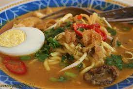 Masukkan ikan bilis, tulang, kulit ikan dan sotong kering yang telah digoreng ke dalam periuk. Mee Rebus Potret Kasih