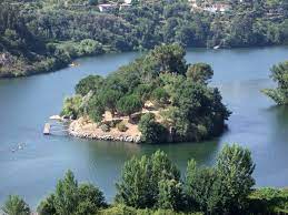 A praia do castelo ou da ilha dos amores como também é chamada devido a uma ilhota ali no meio é uma zona fluvial que tem várias particularidades. Ilha Do Castelo Cm Castelo De Paiva