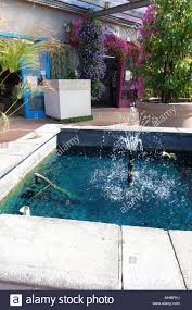 Sie wollen einen pool kaufen? Mann Aus Brunnen Und Pool Fur Den Garten Dekoration Stockfotografie Alamy