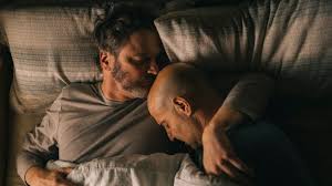 Mann streamt film auf laptop im bett: Russland Zeigt Film Supernova Nun Doch Unzensiert Kulturnachrichten Kultur Wdr