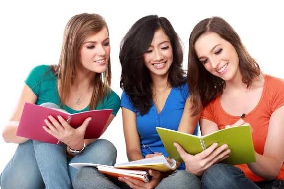 Imágenes de Grupo de chicas estudiando juntas libres de derechos | DepositPhotos