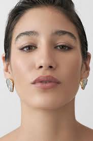 Brinco Sara: Expressão de Feminilidade em Ouro