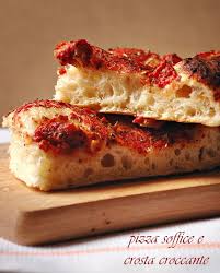 Fatela raffreddare 5 minuti nella teglia dopodichè prelevate la pizza, guarnitela con olive e pomodorini freschi tagliati e. Pizza In Teglia Soffice Mamma Papera