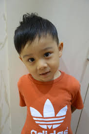 4mmのバリカンで内側を刈り上げた夏にぴったりのツーブロックのスタイルです 前髪はアシンメトリーで全体的にかるさを出しました こども専門の美容室 チョッキンズ こども 髪型 髪型 男の子 子供 髪型