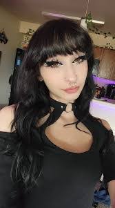 Dara Wallace's Instagram, Twitter & Facebook