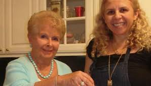 Η ζήνα καλημερίζει και παρουσιάζει την καλεσμένη της σημερινής εκπομπής και …παλιά της γνώριμη από την. Sygkinhse H Befa Ale3iadoy H Anarthsh Gia Thn Korh Ths Ale3ia Poy Exei Fygei Apo Th Zwh Star Gr