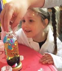 Cwmnïau lleol yn cefnogi gweithwyr y rheng flaen