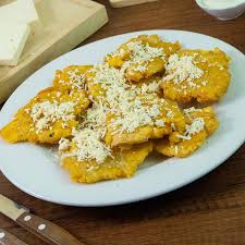 Patacones con  queso/ with cheese