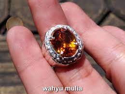 Batu citrine kuning super, batu permata yang satu ini merupakan batu yang juga menjadi favorite dan populer di kalangan pencinta batu mulia atau batu permata, kemilau yang dikeluarkan dari batu. Batu Cincin Permata Golden Yellow Citrine Asli Kode 716 Wahyu Mulia