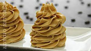 Crema este mai densa, insa stratul de crema nu este gros. Crema Pentru Tort Si Prajituri De Casa Crema Fara Fierbere Cu Unt Lapte Condensat Si Cafea Youtube