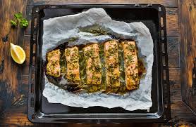 Lachs Im Backofen Mit Knoblauch Dill Und Kartoffeln Lachsfilet Zubereiten Lachs Braten Rezept Rezepte
