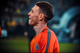 Phil foden says manchester city remain fresh and ready to fight for the quadruple after the. Manchester City Ex Barca Star Schwarmt Von Phil Foden Vergleich Mit Andres Iniesta