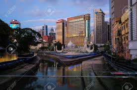 The river of life yakınlarında yapılacak şeyler. Kuala Lumpur Malaysia January 08 2020 View Of The River Of Life Masjid Jamek And The Blue Pool In The Heart Of City Center Kuala Lumpur During Blue Hour Stock