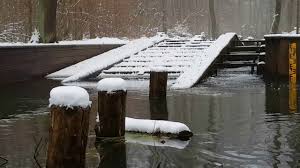 Eine besondere winterliche attraktion ist das schlittschuhlaufen auf den in manchen jahren zugefroren fließen. Spreewald Im Winter 2021 Youtube