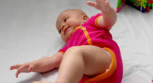 Das ist die zeit wenn sich babys für gewöhnlich das erste mal drehen. Meilensteine Herumdrehen Babycenter