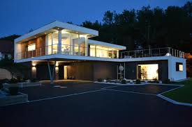 Nous avons donc choisi les plots en béton qui sont suffisants pour une maison en bois pas très lourde et qui sont beaucoup moins chers qu'une dalle et beaucoup plus faciles à mettre en oeuvre (pas besoin de toupie pour les plots). Villa Contemporaine En Beton Arme Sur Pilotis Fabrice David