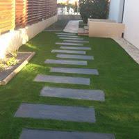 Une Allee En Dalle De Schiste Paillage Jardin Toile De Paillage Pelouse Synthetique