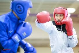 黃筱雯從小靠阿公拉拔長大。 （圖／壹電視） 年僅23歲的台灣拳擊女將黃筱雯首闖奧運殿堂就一鳴驚人。從小拉拔她長大的就是她的阿公。 阿公說起自己的寶貝孫女，滿是驕傲，阿公表示，「 替她高興，打出名氣來。」 而黃筱雯家中也擺滿冠軍獎盃。 é¦–ç™»å¥§é‹è³½å ´é»ƒç­±é›¯16å¼·è¼•é¬†éŽé—œ