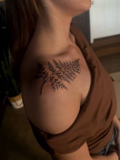 Karalee | Utah Fine Line Tattoo Artist | Who else needs a fern now because... I DO! 😍 The shoulder to collarbone placement is just👌👌 #utahtattoo #utahfinelinetattoo... | Instagram