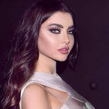 قمر اللبنانية بإطلالة للمصمم العالمي نيكولا جبران فوشيا