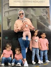 Pelakon datin seri zizie ezette selamat melahirkan bayi kembarnya zizie yang juga isteri kepada ahli parlimen kinabatangan, datuk seri bung mokhtar, melahirkan bayi. Satu Maid Jaga Satu Anak Datin Seri Zizie Hargai Jasa Maid Bantu Urus 5 Anak Nona