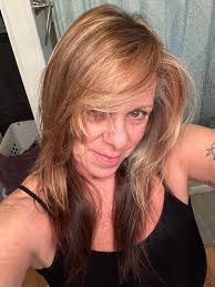 Hi. I am looking for a hair colorist who does high/low lights.